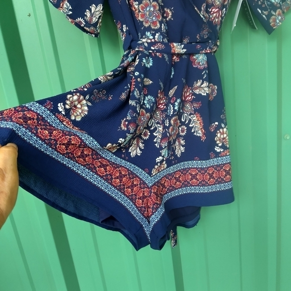 NEW Women's Floral Shorts One Piece Romper Size Medium Ditsy Flowers - Picture 7 of 9